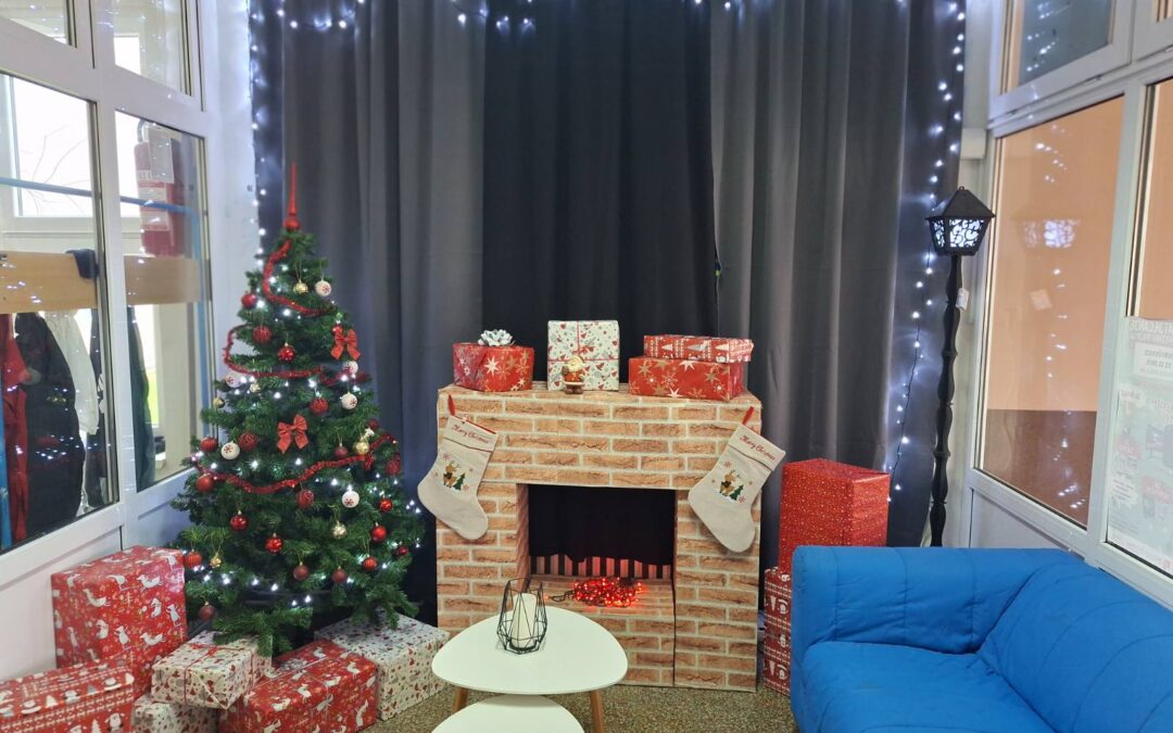 Božićno uređenje škole